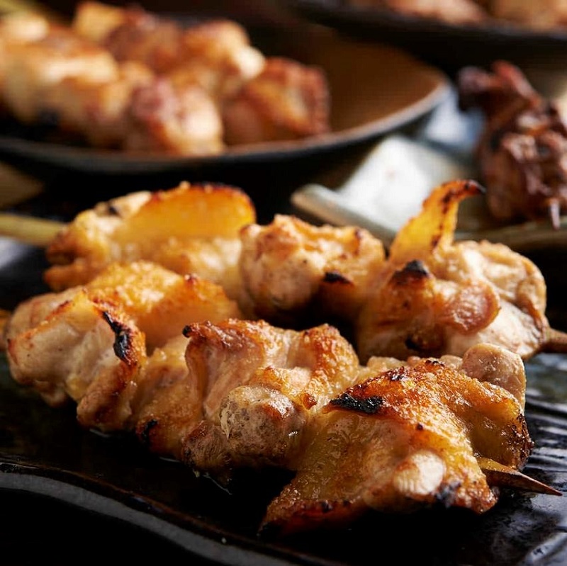 焼き鳥をはじめ人気の鶏料理が食べ放題で楽しめる関内の居酒屋「とりいちず」